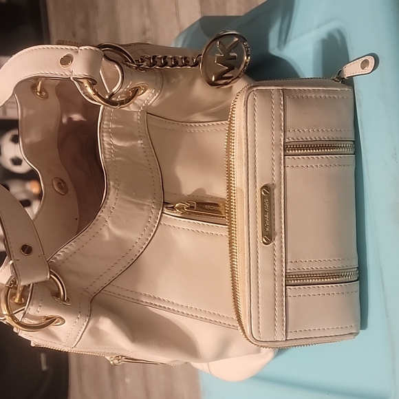 Micheal  kors used purse and wallet - Picture 8 of 12